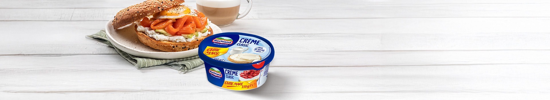 https://hochland.ro/wp-content/uploads/2025/10/CREMA-DE-BRANZA_STOCK-_1920x350-2.jpg