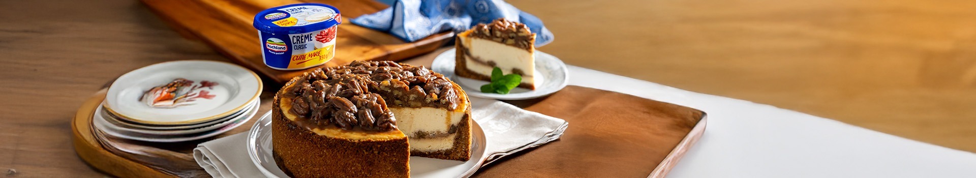 https://hochland.ro/wp-content/uploads/2025/10/Cheesecake-cu-nuci-pecan-_1920x350.jpg
